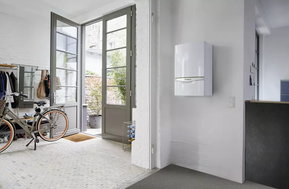 kocioł gazowy umieszczony tuż przy wejściu do budynku