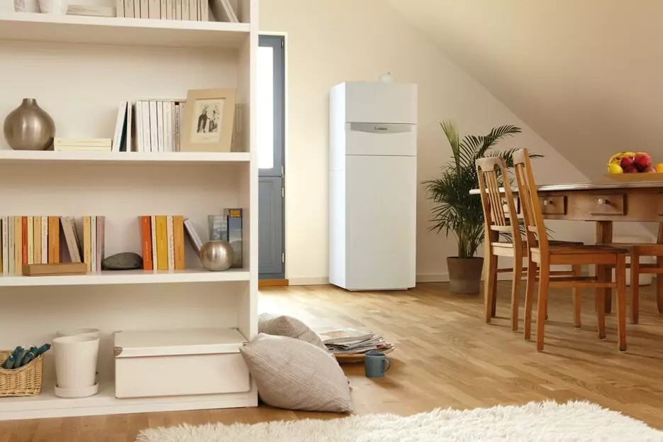 kocioł gazowy umieszczony w salonie na poddaszu mieszkalnym